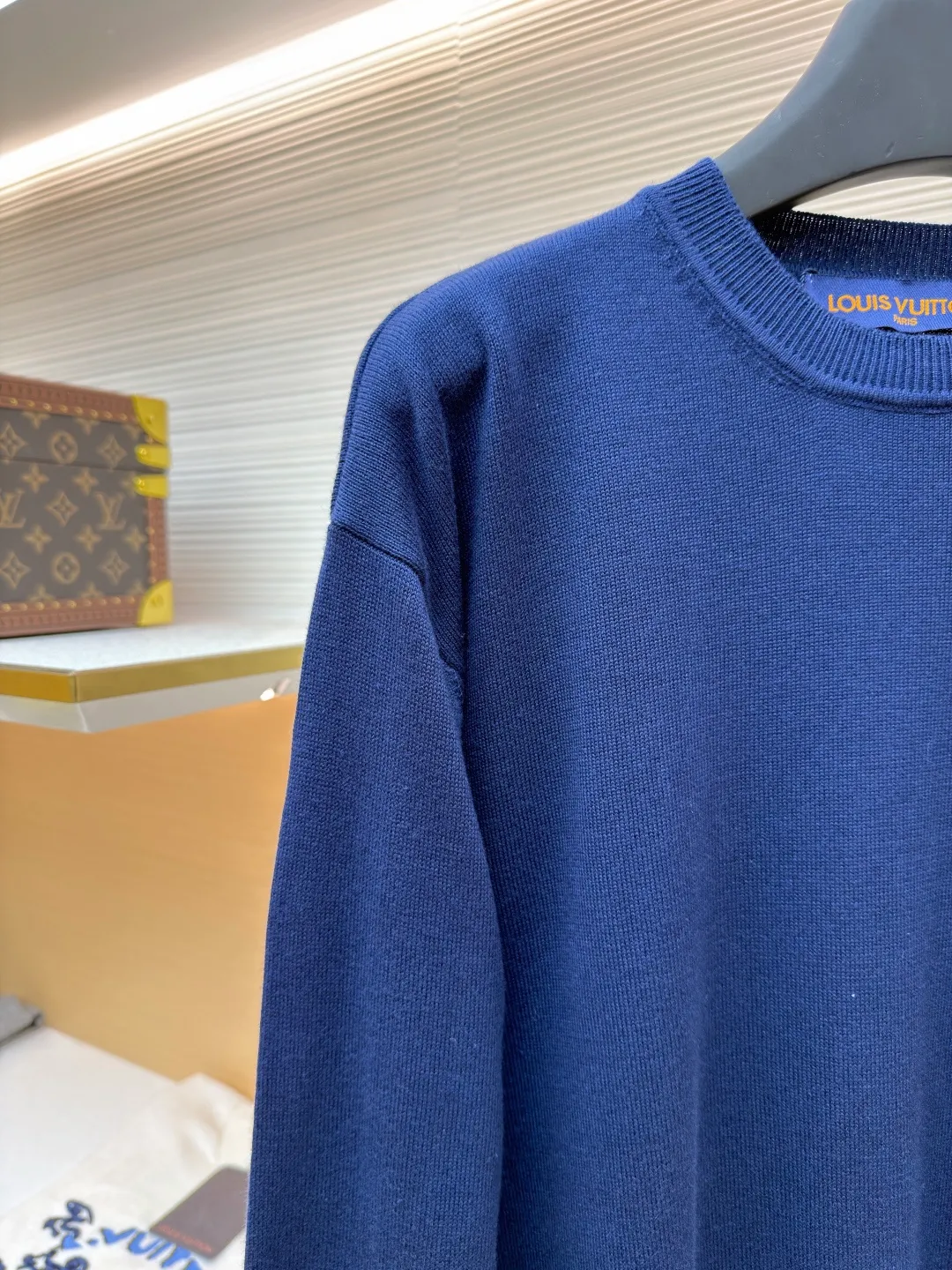 LOUIS VUITTON cuff jacquard cashmere sweater ●Original version: 15100 purchased and developed ●Item number: 1681849-A75 ●Fabric: wool blended fabric ●Technology: jacquard knitting ●Color: treasure color ●Version: fitted version ●Weight: about 395 grams ●Size: S-M-L-XL ●Description: Made of 55% cashmere fabric with 45% cotton. The fabric is soft and comfortable and does not cling to the upper body. The three-dimensional and stylish version can be worn outside or as a base layer. The fabric is washed frequently to fix the pattern and color. The jacquard is made of professional point jacquard on wool looms imported from Germany, and is reproduced from the original 1:1 scanned pattern. This round-neck pullover is made of soft cashmere in trendy tones and features Monogram elements on the ribbed knitted cuffs. It goes well with a variety of looks. The overall wiring is straight and delicate, the fabric is comfortable and soft, and the color is consistent without color difference. It can be matched with the same style to create a fashionable look and control various occasions. Customized accessories, complete with three standards, same style for men and women!